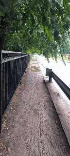 Обрушение тротуара на мосту Военвед после дождя создает опасность для пешеходов