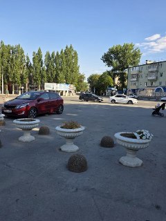 Обновленные вазоны на Театральной площади: цветы и сорняки вызывают вопросы