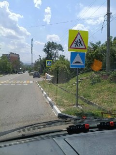 Восстановительные работы в городе: дорожные знаки и освещение