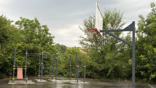 В Новочеркасске открыли современную спортивную площадку для стритбола и тренировок