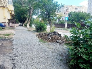 Ремонт тротуара на улице Российской: восстановление покрытия продолжается