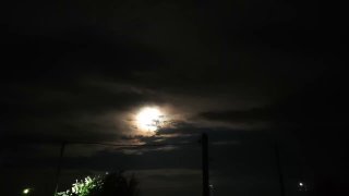 Захватывающее Полнолуние: Золотистая Луна Над Городом