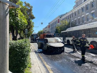 На Большой Садовой машина с девушками загорелась на ходу