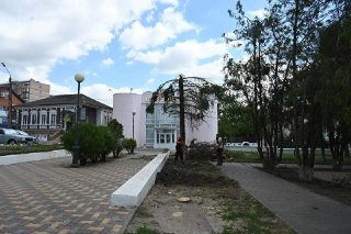 Площадь Героев в Аксае восстанавливают после урагана