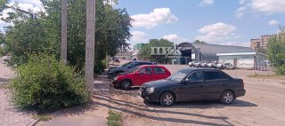 Опасная ситуация на улице Ученической: вкопанные столбы вынуждают пешеходов идти по дороге