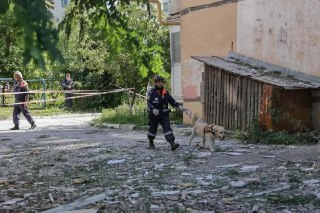 БПЛА разрушил подъезд пятиэтажного дома в Гуково: эвакуация жильцов
