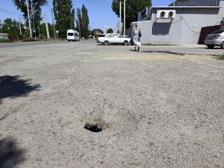 В Азове образовался опасный провал в асфальте рядом с местом земляных работ