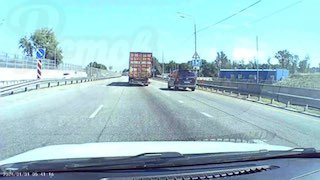 Водитель грузовика спасся после взрыва колеса на Восточном шоссе