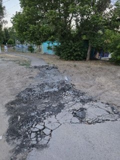 Поврежденная пешеходная дорожка на Намыве: кто восстановит?