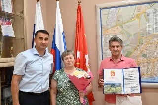 Поздравление главы Аксая с годовщиной супругов Левченко