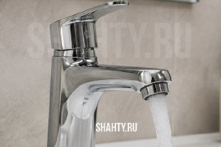 В Шахтах продлили ремонт водовода: жители остаются без воды