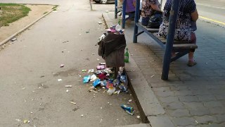 В Волгодонске мусор переполняет урну на остановке у департамента
