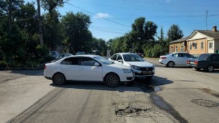 ДТП в Новочеркасске: Столкновение Volkswagen и Lada Granta