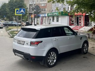 Неизвестный разбил лобовое стекло Range Rover в Волгодонске