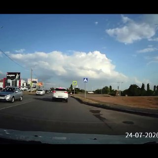 Мотоциклист на высокой скорости чуть не сбил двух девушек у торгового центра