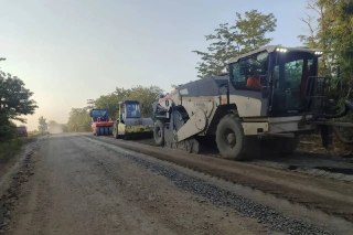 В Неклиновском районе ремонтируют дорогу за 190 млн рублей для улучшения связи сел