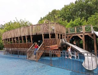 Опасный детский игровой комплекс вызывает тревогу у родителей