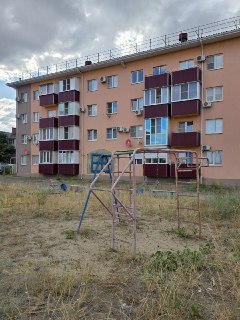 Детская площадка на Намыве: разрушенные качели и заросли травы
