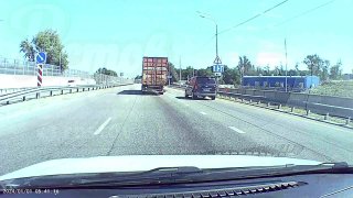 Лопнувшее колесо у грузовика создало пробку на Восточном шоссе у Авиагородка