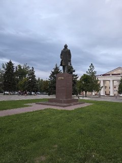 Обновление на Театральной площади: покос травы и борьба с сорняками после обращения жителей